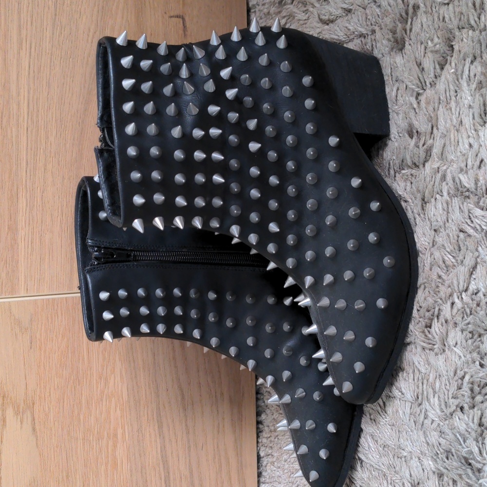 YRU spiked boots size 7 NEW